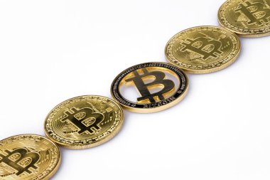 Altın bitcoins beyaz bir arka planda, artan cryptocurrency kavramı