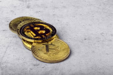 portre fotoğraf bir beton zemin üzerine altın bitcoins
