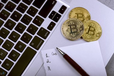 laptop ve dilek listesi, arka plan görüntüsü yakınındaki altın bitcoins