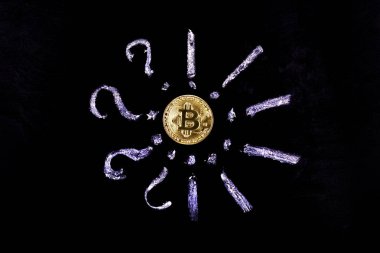soru ve ünlem işareti bir tahtaya tebeşir çevresinde bitcoin, arka plan görüntüsü için çizilmiş