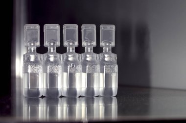 bir kapsayıcı bir tıbbi hazırlık, bir arka plan görüntüsü ile 5 ml