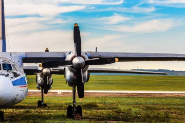 uçak kanadı ile metin için arka plan görüntüsü ile yer gök, yakın çekim fotoğraf, hava seyahat kavramı karşı bir pervane