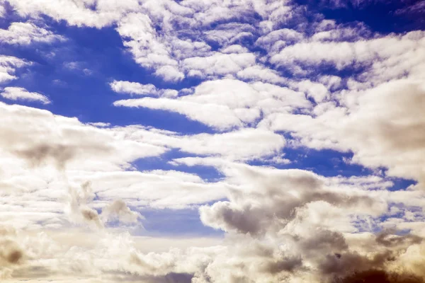 Fabuloso Hermoso Cielo Azul Con Nubes Exuberantes Imagen Fondo —  Fotos de Stock