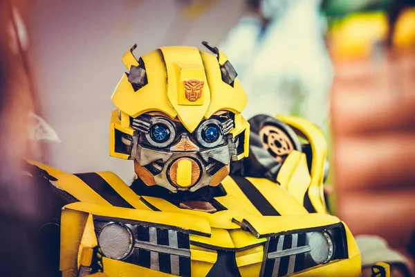 Transformatörler, gelen 22 Eylül 2018 Bumblebee'nın robot eğlendirir çocuklara bir hava gösterisi, Kişinev, Moldova