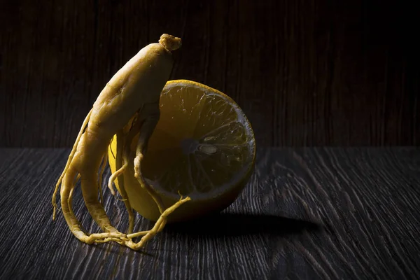 Ginseng Mit Zitrone Auf Braunem Holzgrund Mit Platz Für Text — Stockfoto