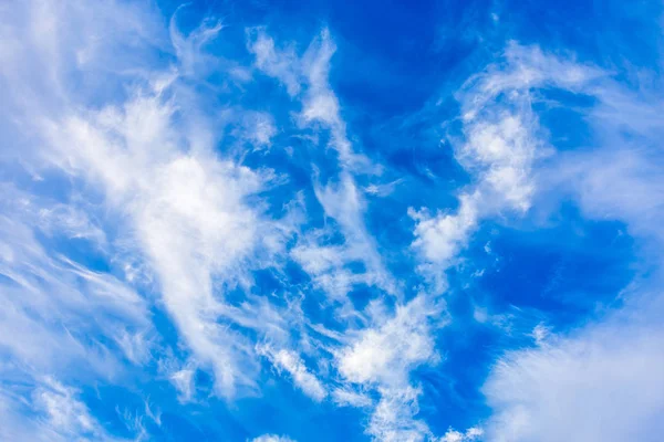 Όμορφα Σύννεφα Επιπλέουν Ένα Μπλε Του Ουρανού Την Εικόνα Φόντου — Φωτογραφία Αρχείου