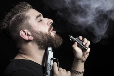 Elektronik Sigara, hızlı veya yavaş ölüm, arka plan görüntüsü kavramı çenesini için silahlı bir adam sigara içiyor