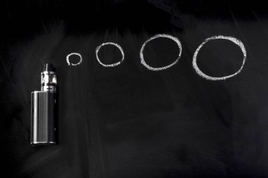 boyalı duman daireler ile bir kara tahta üzerinde elektronik sigara