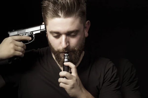 Homem Com Uma Arma Ligada Seu Templo Fuma Cigarro Eletrônico — Fotografia de Stock