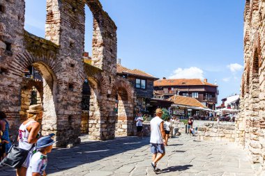 Eski Şehir, arka plan görüntüsü, Nessebar, Bulgaristan ruins yakınındaki 21 Ağustos 2018 kimliği belirsiz kişi yürümek