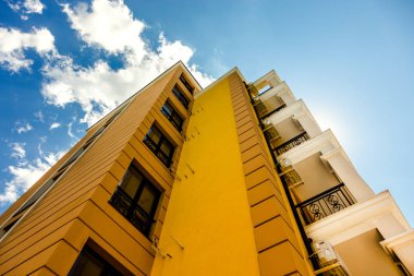 arka plan güzel bulutlar ve mavi gökyüzü turuncu Luxury hotel
