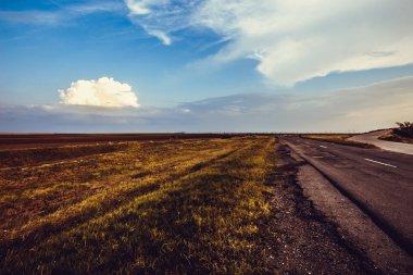 alanları uzanan asfalt yol metin için yer ile arka plan görüntüsü