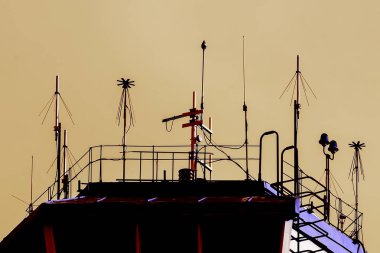 Antenler ve uçak kontrol odası çatısında radarları