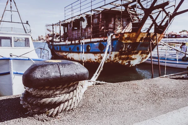 Navio Enferrujado Porto Ancorado Imagem Fundo Conceito Velhice — Fotografia de Stock