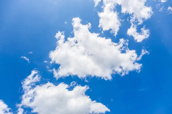 Hermoso Cielo Con Nubes Exuberantes Imagen Fondo —  Fotos de Stock