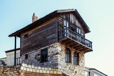 Nessebar, arka plan resmi eski kasaba ruins yakınındaki ahşap evler