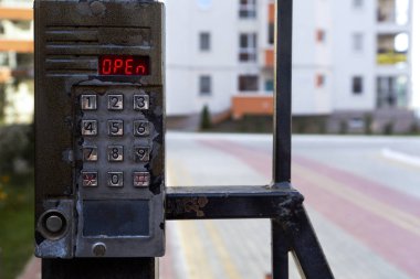 görüntü, görüntü metin için yer ile bir konut binası zemin üzerine sokak interkom