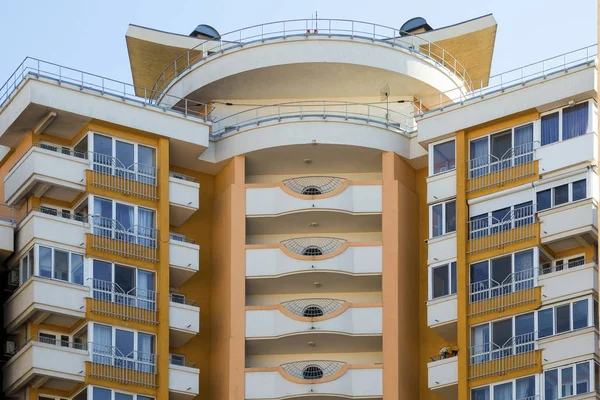 Vista Dos Complexos Residenciais Edifício Contra Céu Azul — Fotografia de Stock