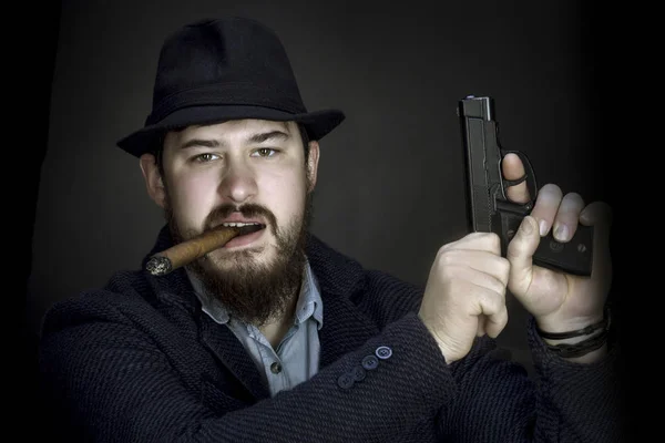 Bebaarde Gangster Een Hoed Met Een Pistool Zijn Hand Een — Stockfoto