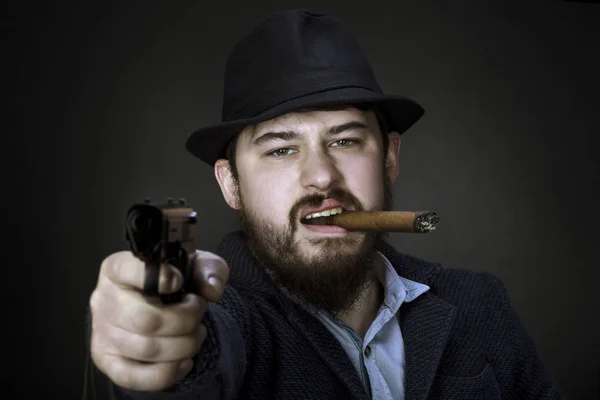 Gangster Barbu Dans Chapeau Une Cigarette Dans Bouche Vise Spectateur — Photo