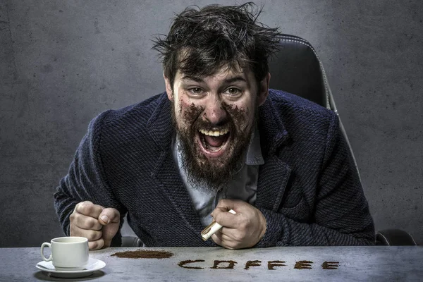 Een Bebaarde Man Besmeurd Met Koffie Schreeuwt Emotioneel Zoek Naar — Stockfoto