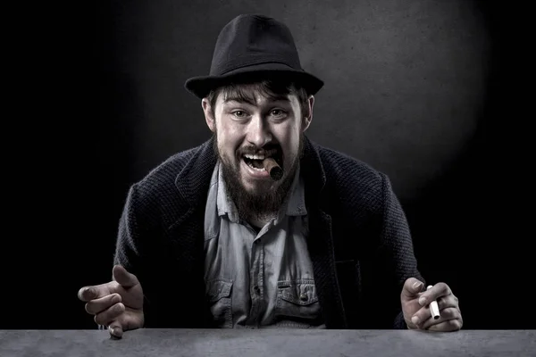 Retrato Homem Barbudo Atrevido Chapéu Com Charuto Boca — Fotografia de Stock