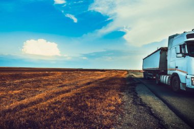 Kamaz kamyon gökyüzü arka plan üzerinde karayolu boyunca sürüş