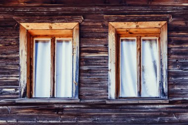 kulübe ve iki pencere perde, arka plan görüntüsü ile