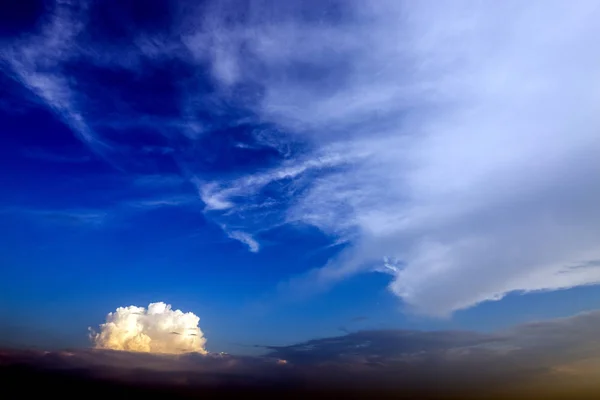 Champs Agricoles Noirs Verts Sur Fond Beau Ciel — Photo