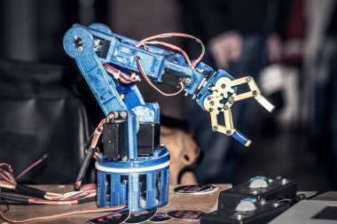 13 Ekim 2018, robot pençe kopya alanı, Kişinev, Moldova ile mavi renkli arka plan görüntü.
