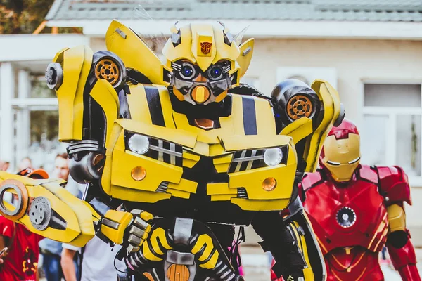 Transformatörler ve Iron man, gelen 22 Eylül 2018 Bumblebee'nın robot eğlendirir çocuklara bir hava gösterisi, Kişinev, Moldova