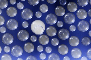 bir sabun köpüğü ile mavi bir arka plan üzerinde şeffaf olanlar arasında duman