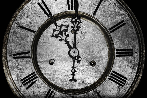 изношенные часы с римскими цифрами на черном фоне, концепция старости
