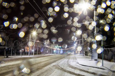 karla kaplı ve dekore edilmiş Kışın şehrin sokaklarında