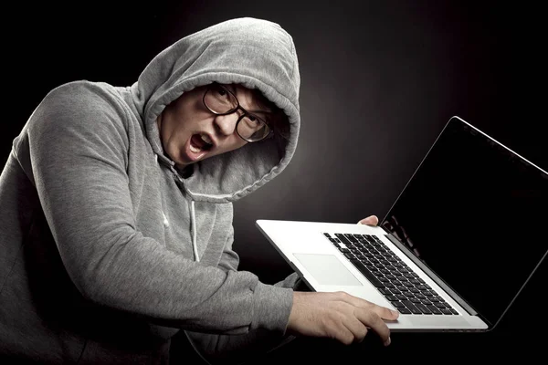Programista Kapturze Okulary Krzycząc Wściekle Zamiar Rzucić Laptopa Ścianie — Zdjęcie stockowe