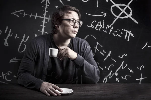 Professor Copos Cuidadosamente Bebe Café Fundo Quadro Negro Com Fórmulas — Fotografia de Stock