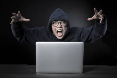 kötü patron başlıklı ve gözlük laptop önünde işyerinde alt bağırır ve onları ofisinden sürücüler