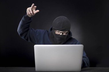 bir hacker bir yün bir dizüstü bilgisayar önünde'bir şey, hırsızlık kavramı ya da fiyat belgeleri imha itecek
