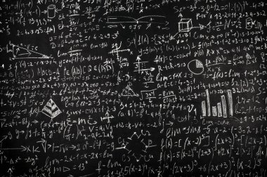 Fizik ve matematikte bilimsel formüller ve hesaplamalarla işlenmiş karatahta, arkaplan resmi