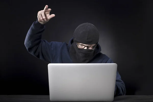 Hacker Balaclava Depan Laptop Akan Mendorong Sesuatu Konsep Pencurian Atau — Stok Foto