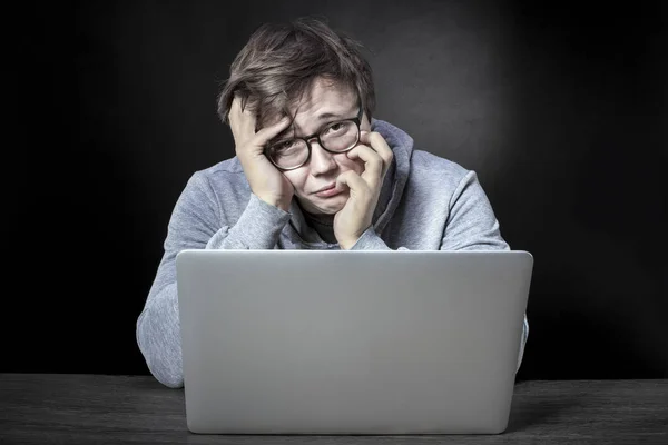 Gözlüklü sinirli programcı bir laptop oturma ve hayal kırıklığı, başarısızlık kavramını kameraya bakıyor