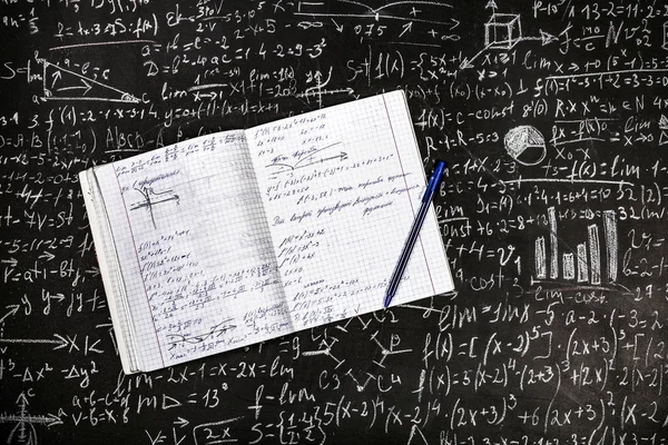 Een Schriftelijke Notebook Met Een Pen Achtergrond Van Het Bord — Stockfoto