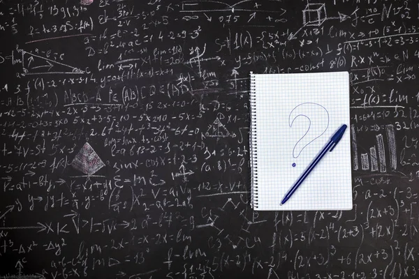 Тетрадь Студента Ручкой Вопросительным Знаком Фоне Доски Примерами Формулами — стоковое фото