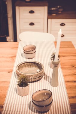 kaplamalar ve mutfak, modern iç ahşap bir masa üzerinde Dekoratif mum