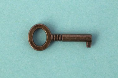 masmavi kağıt, arka plan görüntüsü üzerinde bronz anahtar