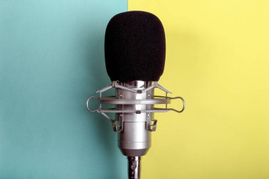 bir sarı azure arka plan kopya alanı ile stüdyo mikrofon