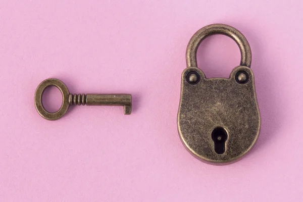 Bronze Key Padlock Gently Pink Paper Background Image — Stock Photo, Image