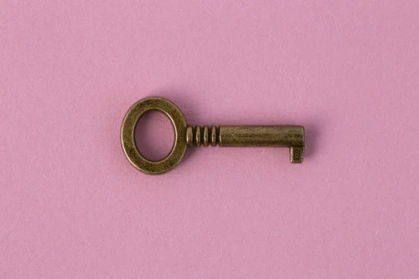 Bronze Key Gently Pink Paper Background Image — Stock Photo, Image