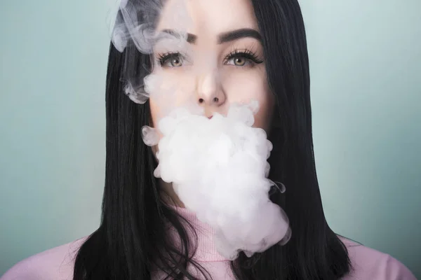 Πορτρέτο Του Ένα Κορίτσι Που Καπνίζει Ηλεκτρονικό Τσιγάρο Και Απελευθερώνει — Φωτογραφία Αρχείου
