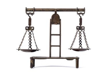 Beyaz arka plan üzerinde adaletin sembolü izole bronz antika terazi